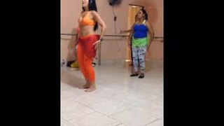 Bitchie dancing arab dance Puta dancando danca arabe